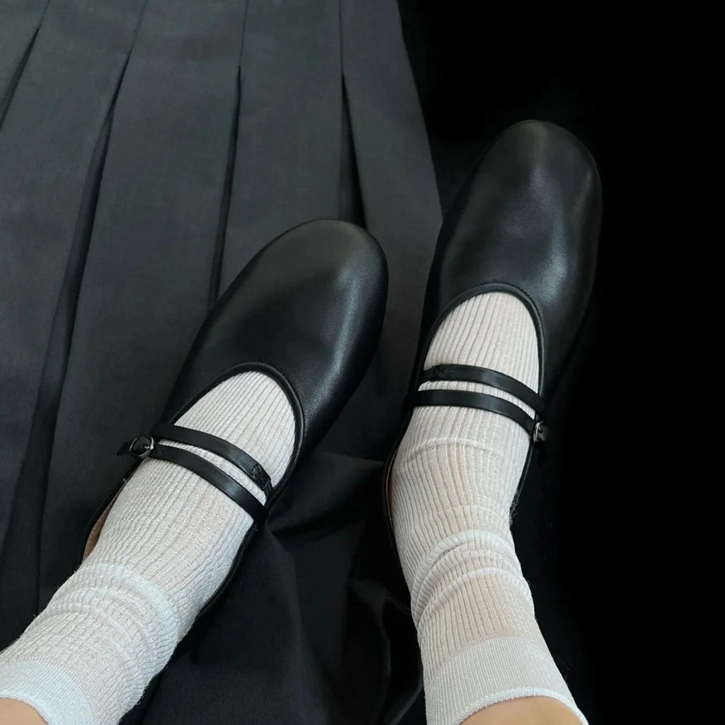 Mary Jane shoes with round toe and buckle, low heel under 3cm, sheepskin upper, white or black, sizes 35-40.