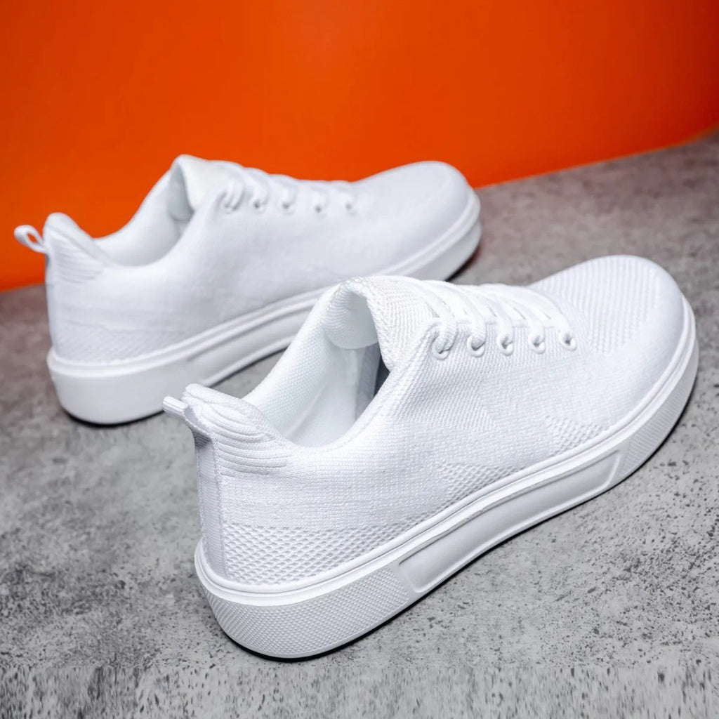 Light casual sports shoes with mesh upper and thick EVA sole in black and white colours