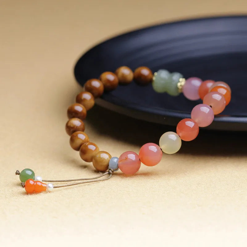 Women's agate bracelet with 8mm diamond-shaped beads and persimmon decorative element
