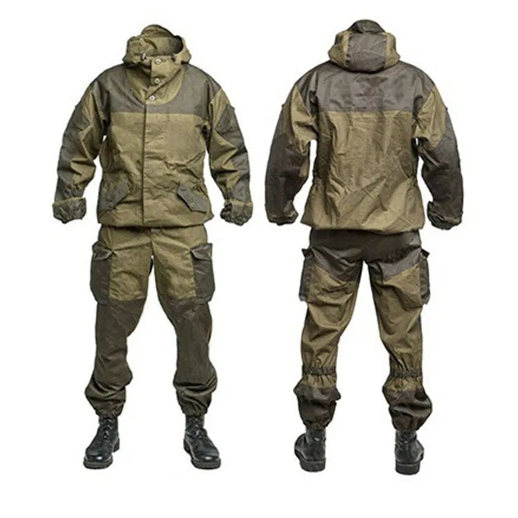 Men's tactical outdoor battle suit set consisting of a jacket and trousers in a military green colour.