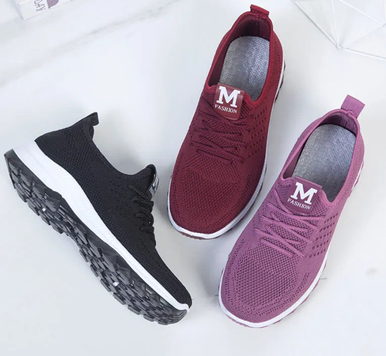 Breathable anti-slip mesh lace up casual shoes in black with low heel and fabric upper
