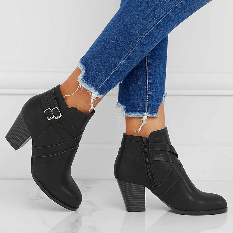 Grey ankle boot with a side zipper, 7cm rubber heel, and decorative buckle, shown on a plus-size mannequin foot.