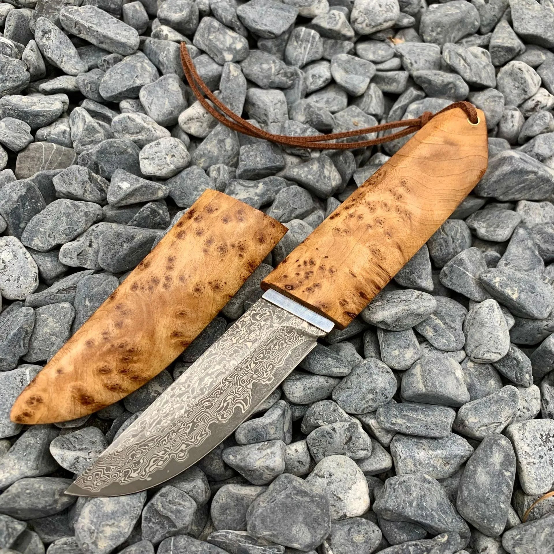 Outdoor camping short knife with Damascus pattern blade and Thuja wood handle showing 18cm length