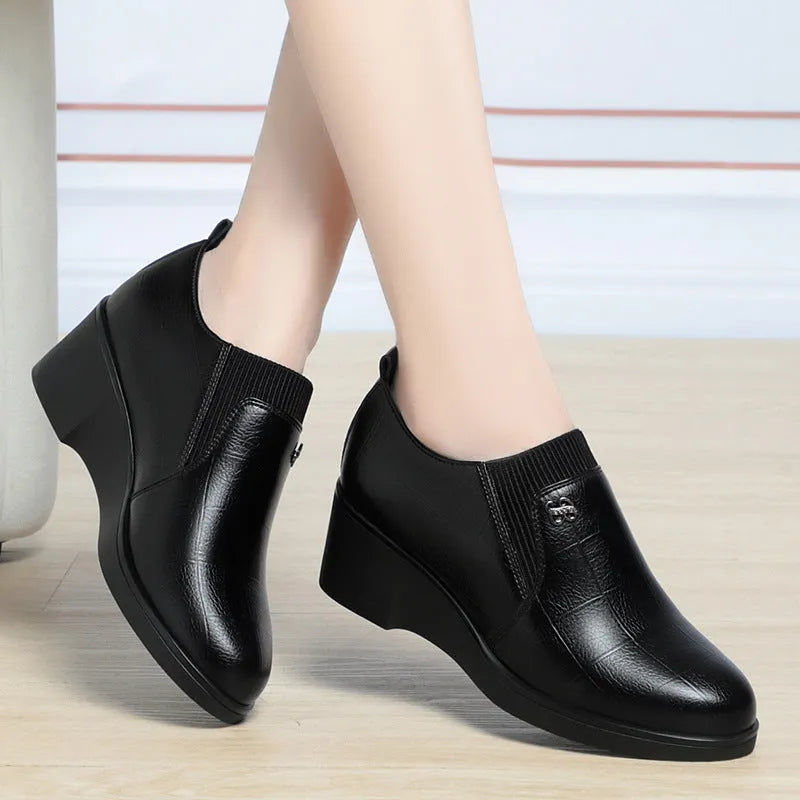 Women's wedge heel casual shoes in black, PU upper, round toe, low top design