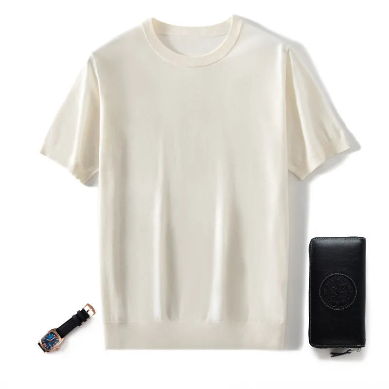 Man wearing a loose thin knitted short sleeve shirt in a casual setting