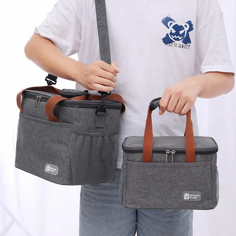 Insulated crossbody picnic bag in navy blue with a 15-litre capacity and Oxford cloth material.