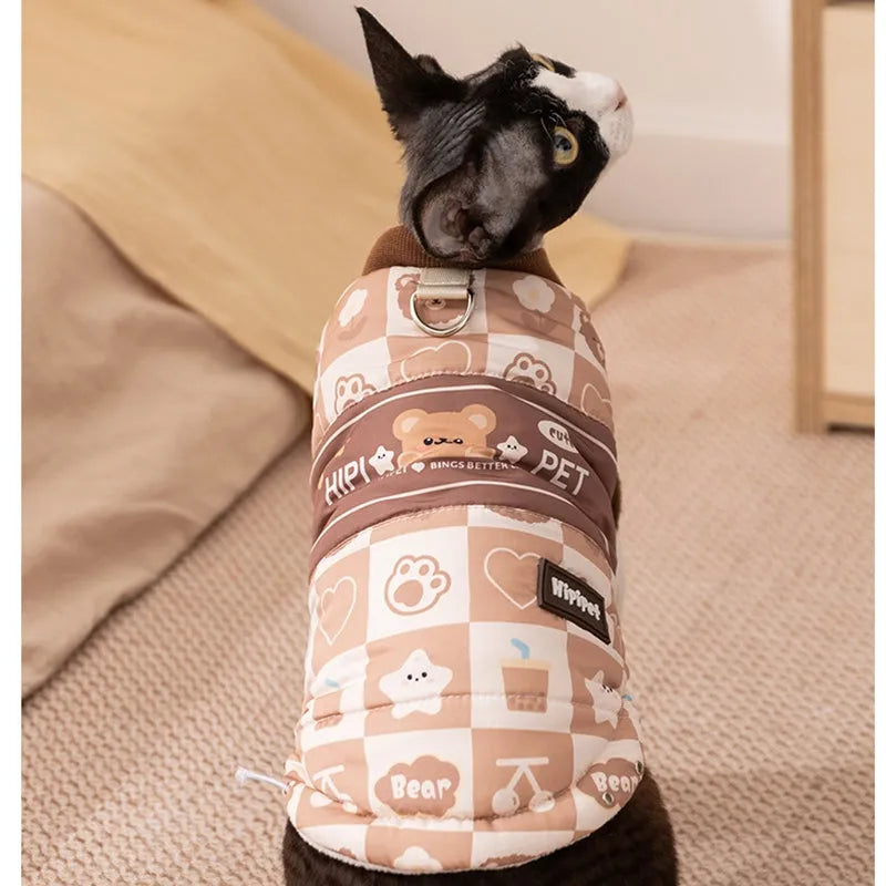 Quilted two-legged pet vest in brown with bear print and integrated leash ring, for cats and dogs in autumn and winter.