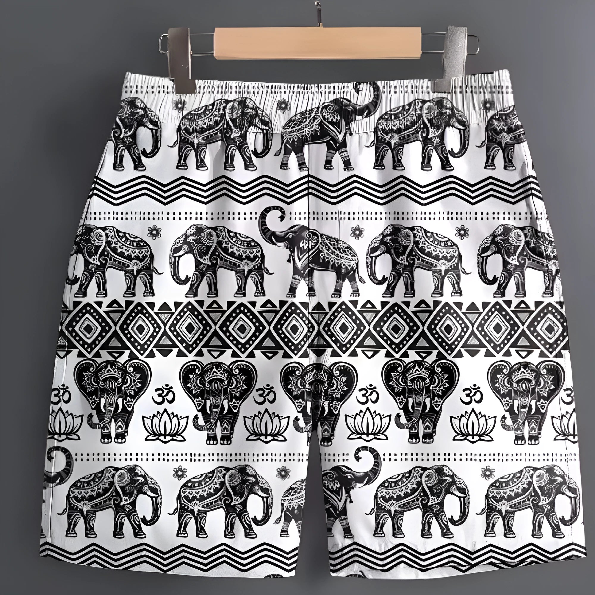 Men's casual polyester shorts in a camouflage pattern, featuring an elastic waistband.