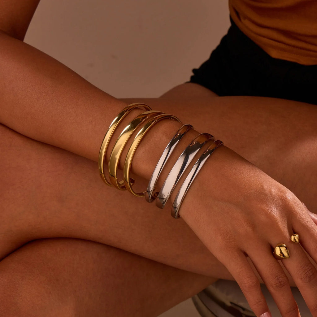 Women's stainless steel geometric line bracelet with 18K gold plating and simple opening clasp