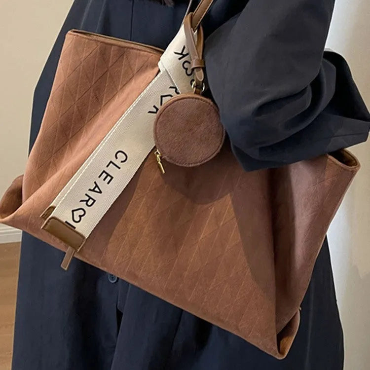 Large casual women's tote shoulder bag in polyester with internal zipper compartment and sandwich pocket