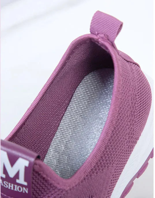 Breathable anti-slip mesh lace up casual shoes in black with low heel and fabric upper