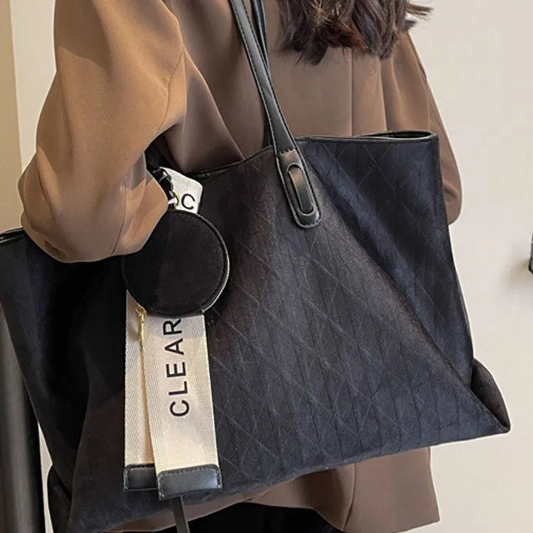 Large casual women's tote shoulder bag in polyester with internal zipper compartment and sandwich pocket