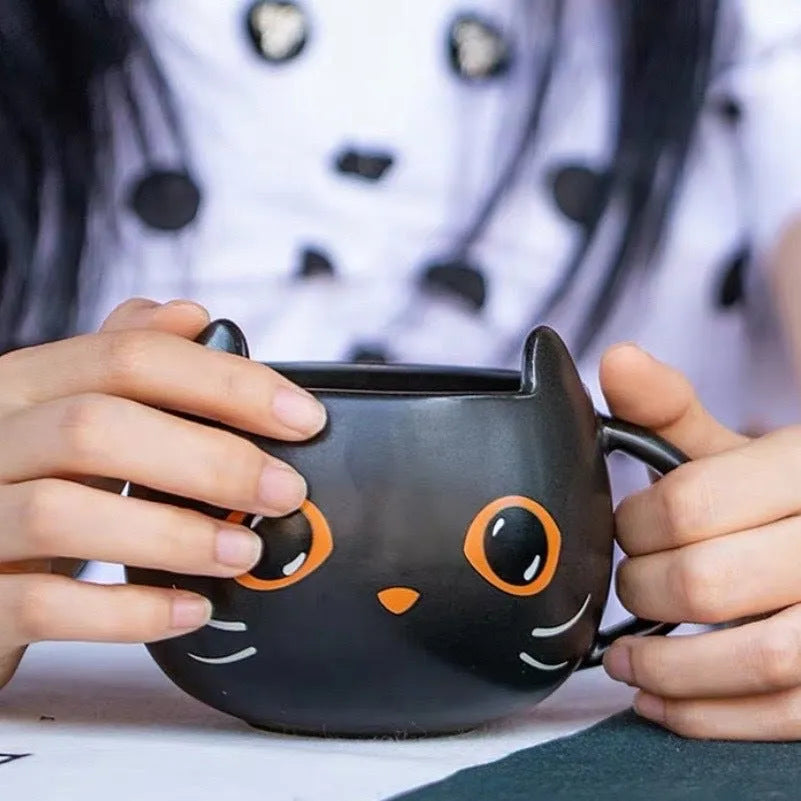 Black ceramic cat-shaped mug with 355ml capacity and optional pumpkin spoon lid
