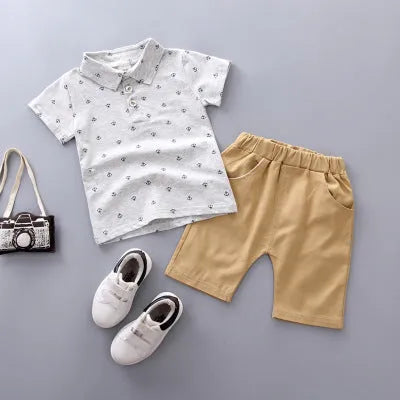Anchor printed cotton trousers suit set for infants in blue, with short sleeves and pullover closure.