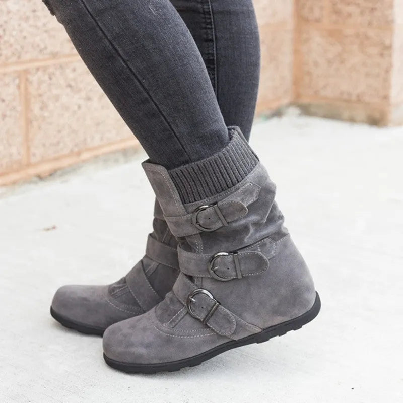 Casual winter boots with round toe, flat heel, cotton lining, available in black, brown, grey, red