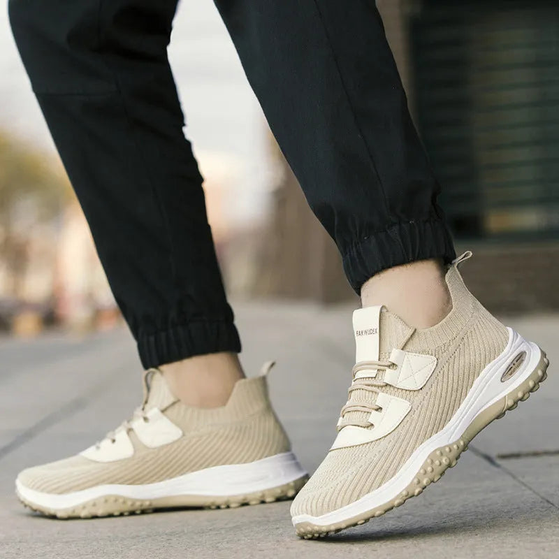 Flyknit low-top running shoes in black or brown with mesh lining and flat heel design
