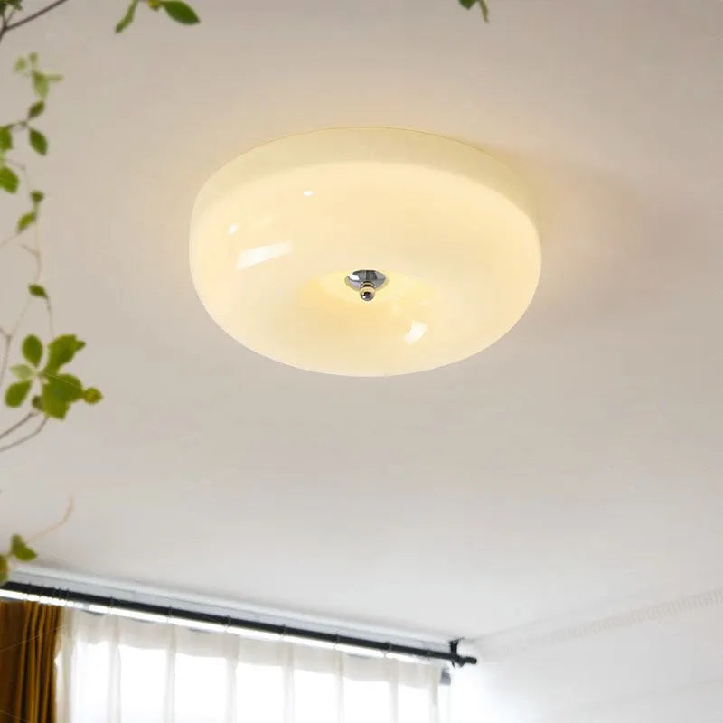 American-style cream coloured bedroom ceiling lamp with three-light colours and 40cm diameter.