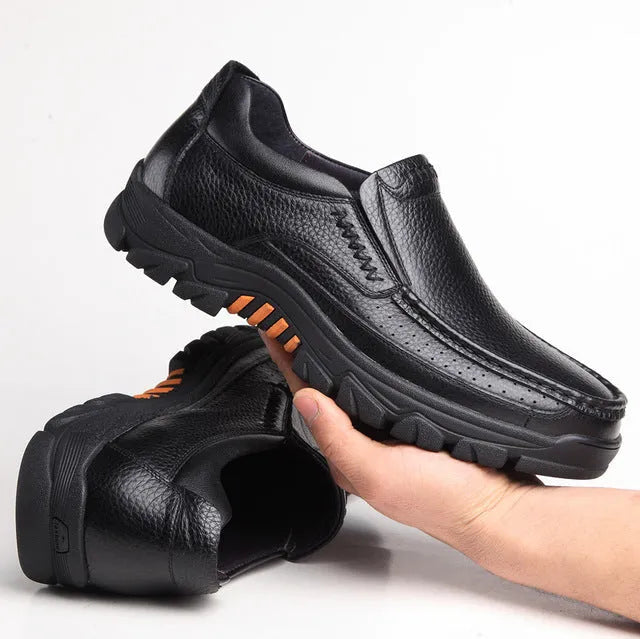 Business casual slip-on shoes in cowhide leather with rubber sole, available in black and brown
