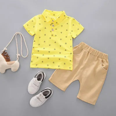 Anchor printed cotton trousers suit set for infants in blue, with short sleeves and pullover closure.