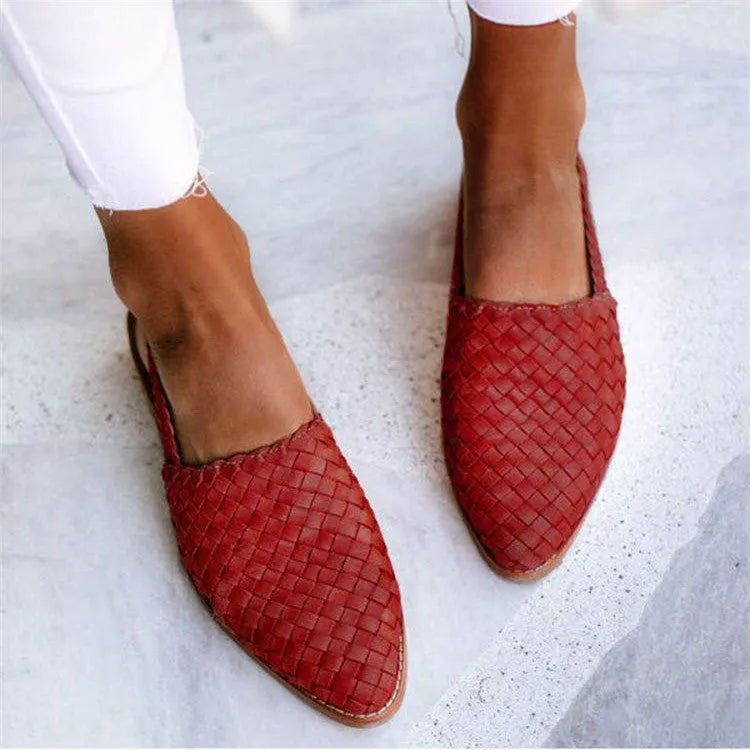Adult baotou flat sandals with a buckle and pointed toe in six colour options.