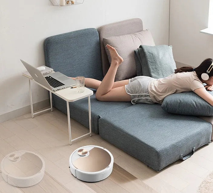 Remote control robot vacuum cleaner with touch switch in gold or silver colour for floor cleaning