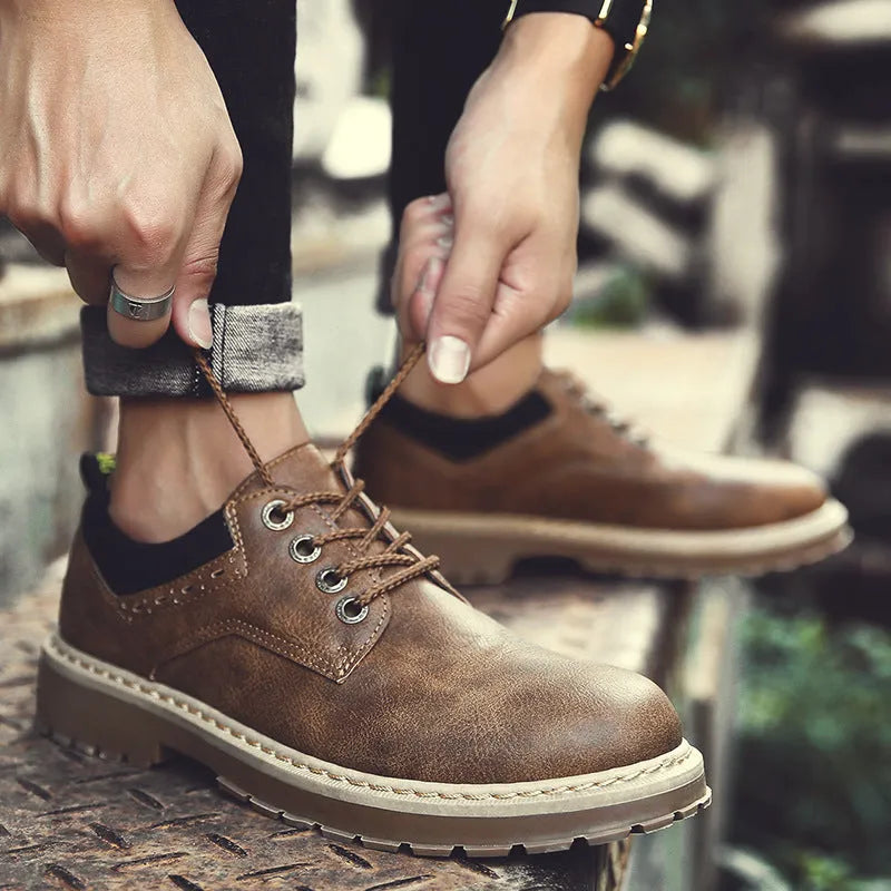 Men's round-toe casual shoes in black with a plain PU upper and flat rubber sole.