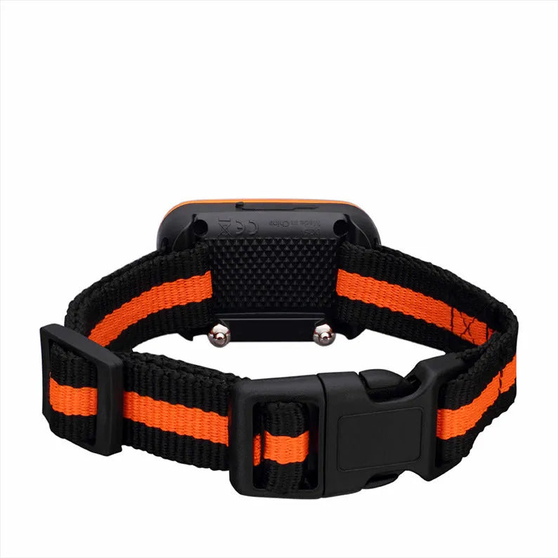 Dog training device with LED display and remote control, silicone sleeve, 5.0 cm x 12.0 cm x 4.0 cm, black or red