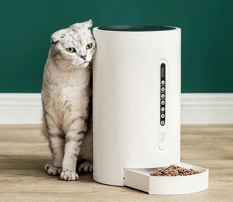 White ABS plastic smart pet feeder with 4.6L capacity and automatic timing function