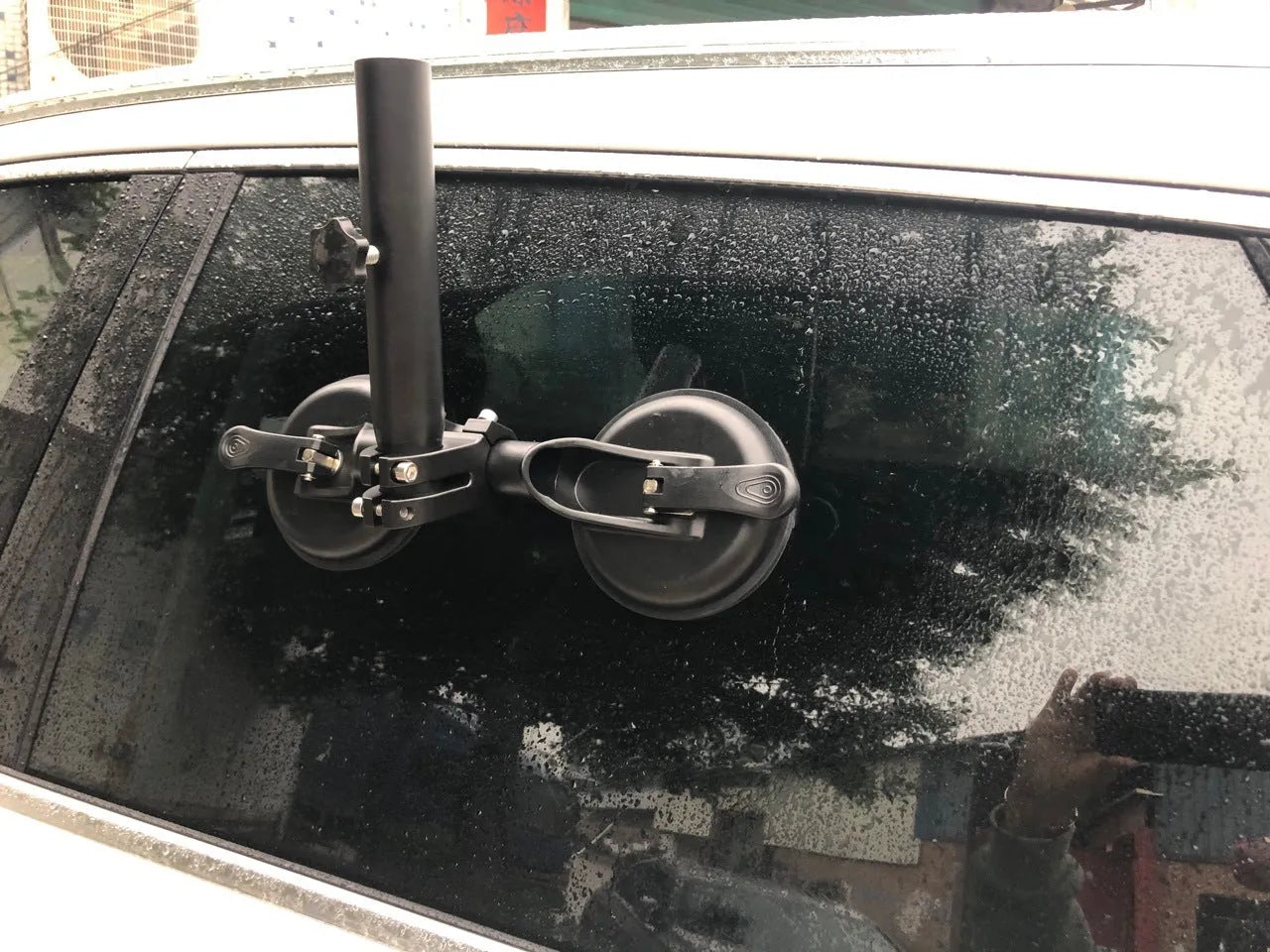 Black off-road car sucker base with round glass sucker for flagpole mounting