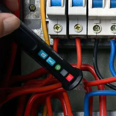 Black intelligent electrical test pen with automatic shut-off feature for voltage and line detection