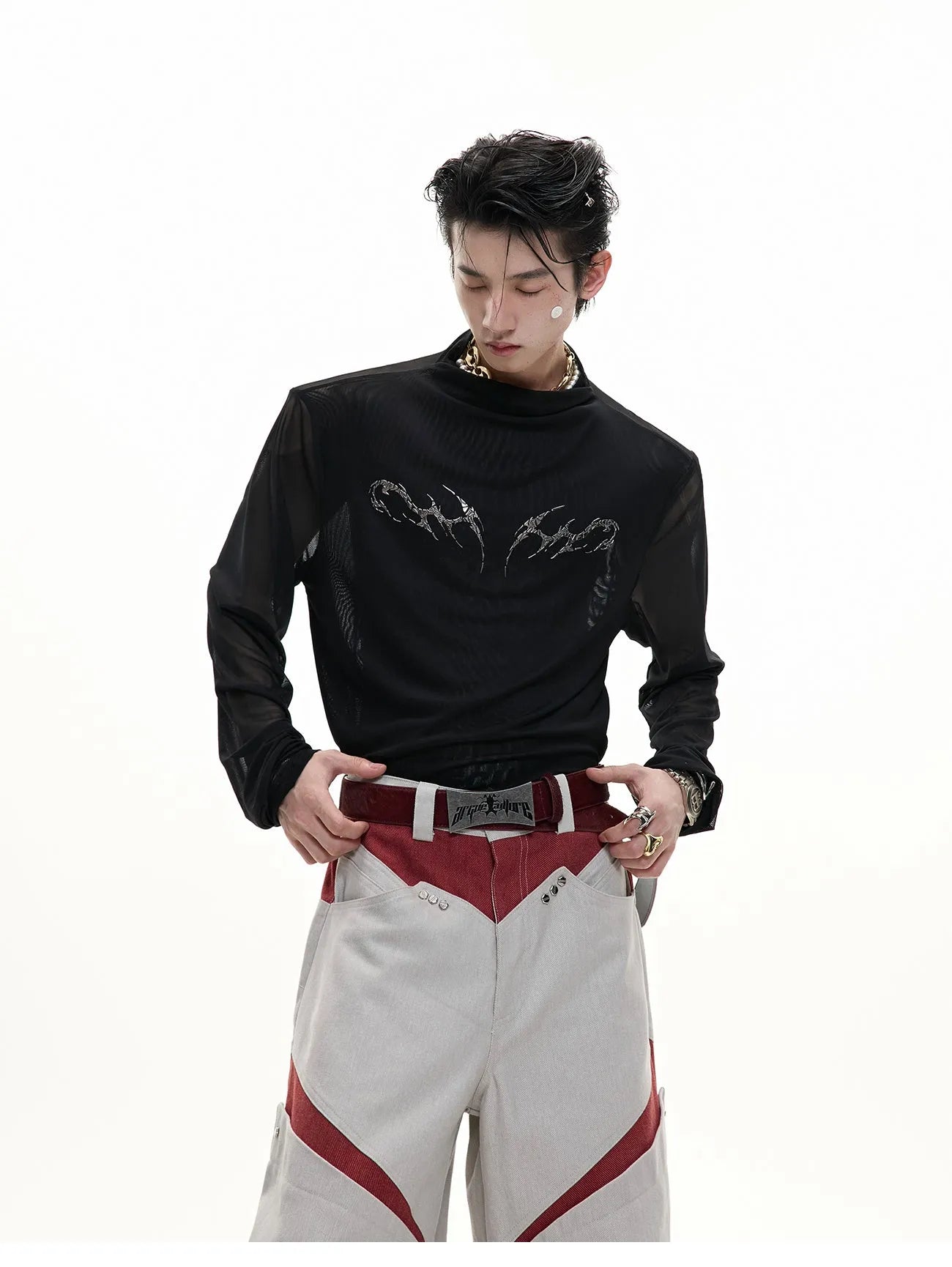 Slim fit long sleeve mesh bottoming shirt in black or white with an ice-feel texture.
