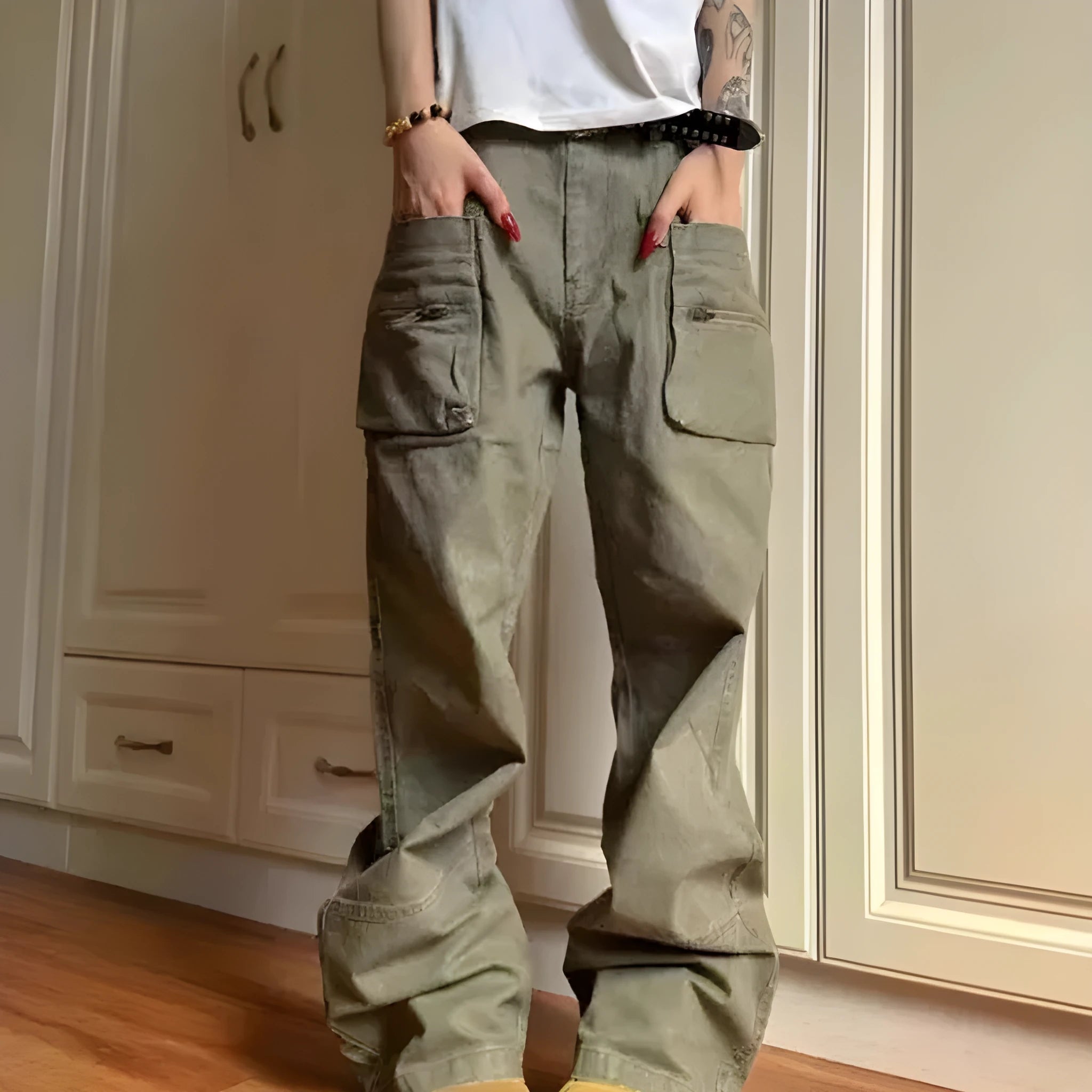 Green cotton workwear pants with double zipper and pockets on mannequin