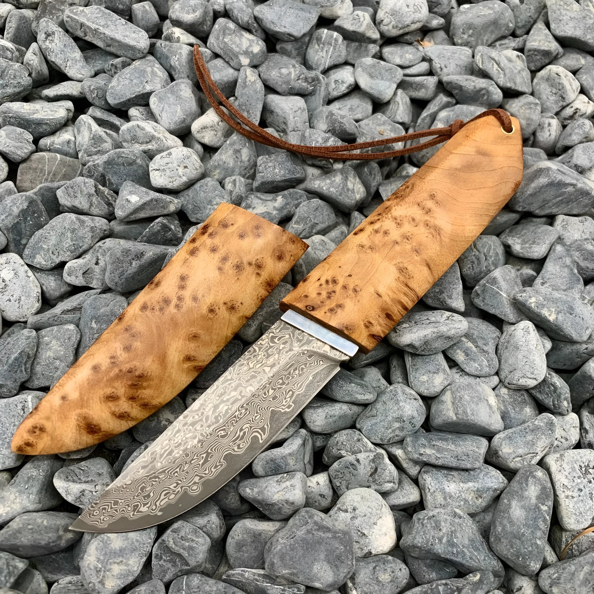 Outdoor camping short knife with Damascus pattern blade and Thuja wood handle showing 18cm length