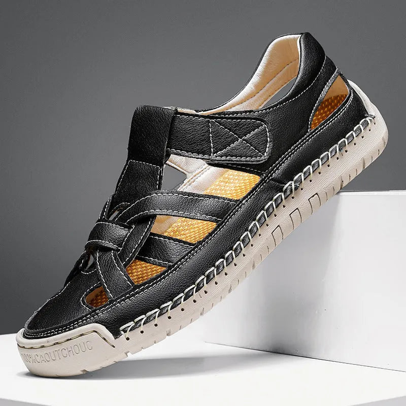 Women's low-top casual shoes with velcro strap and round toe in a solid colour.