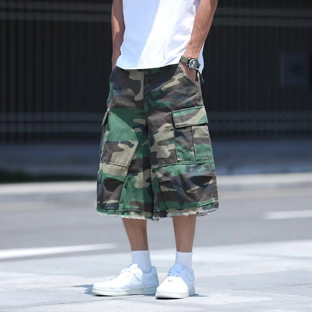 American retro style camouflage shorts in loose fit with cropped pants length