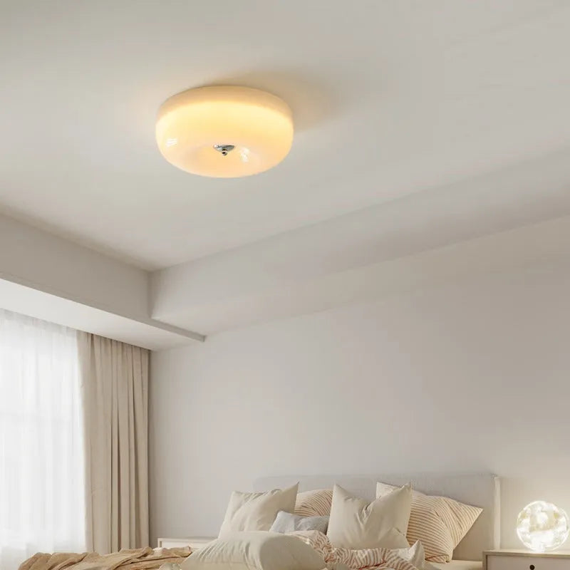 American-style cream coloured bedroom ceiling lamp with three-light colours and 40cm diameter.