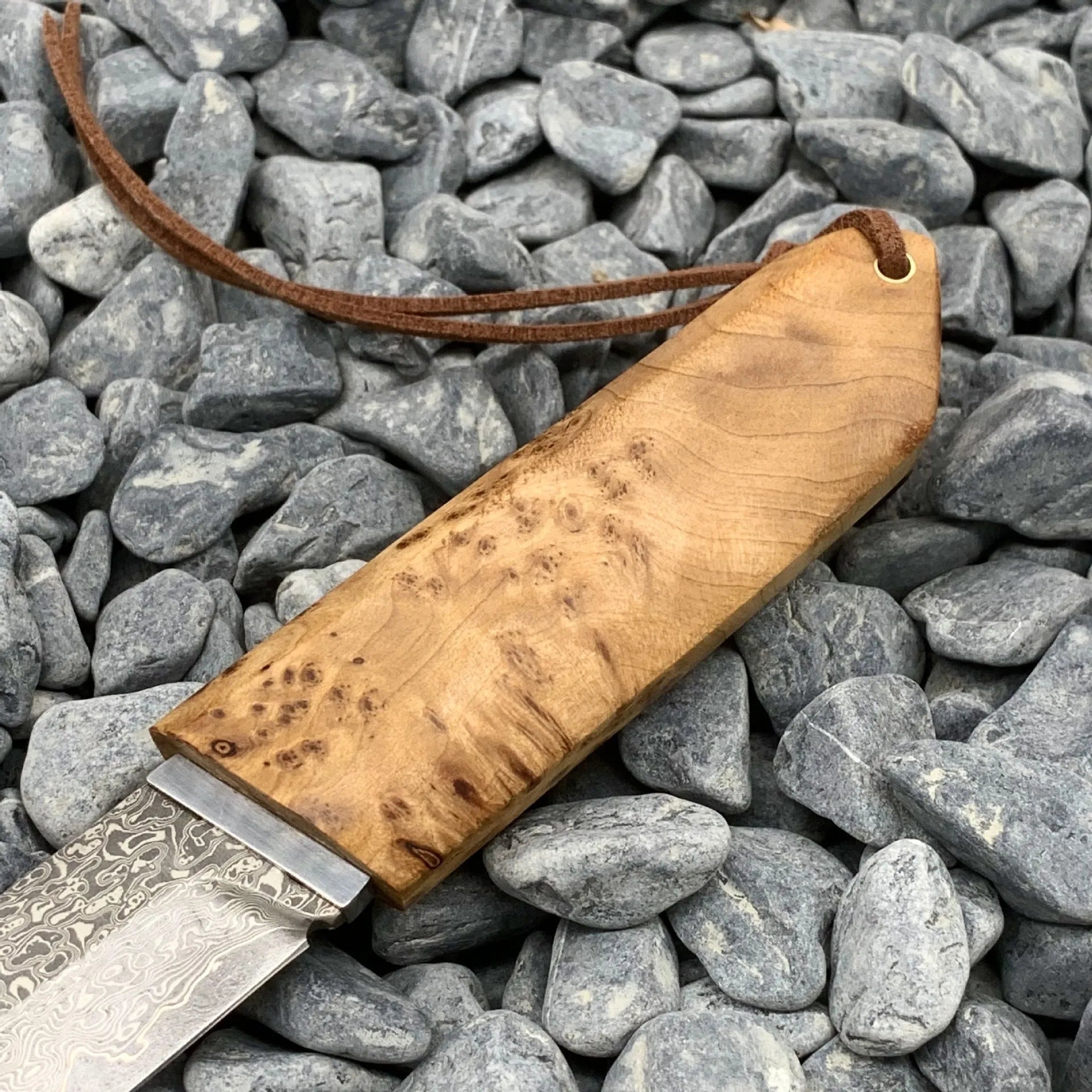 Outdoor camping short knife with Damascus pattern blade and Thuja wood handle showing 18cm length