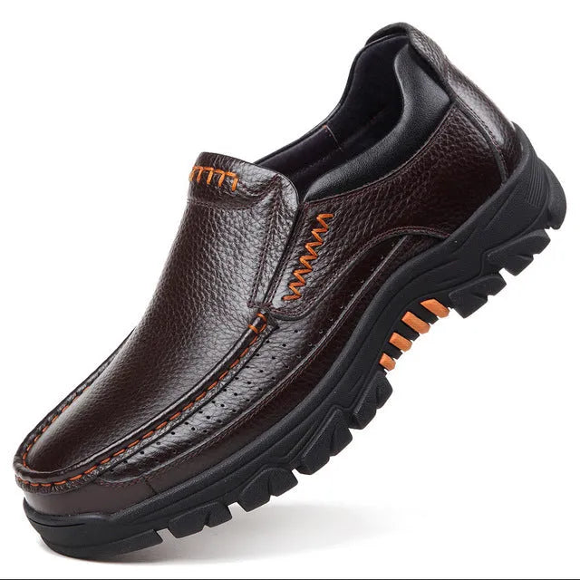 Business casual slip-on shoes in cowhide leather with rubber sole, available in black and brown