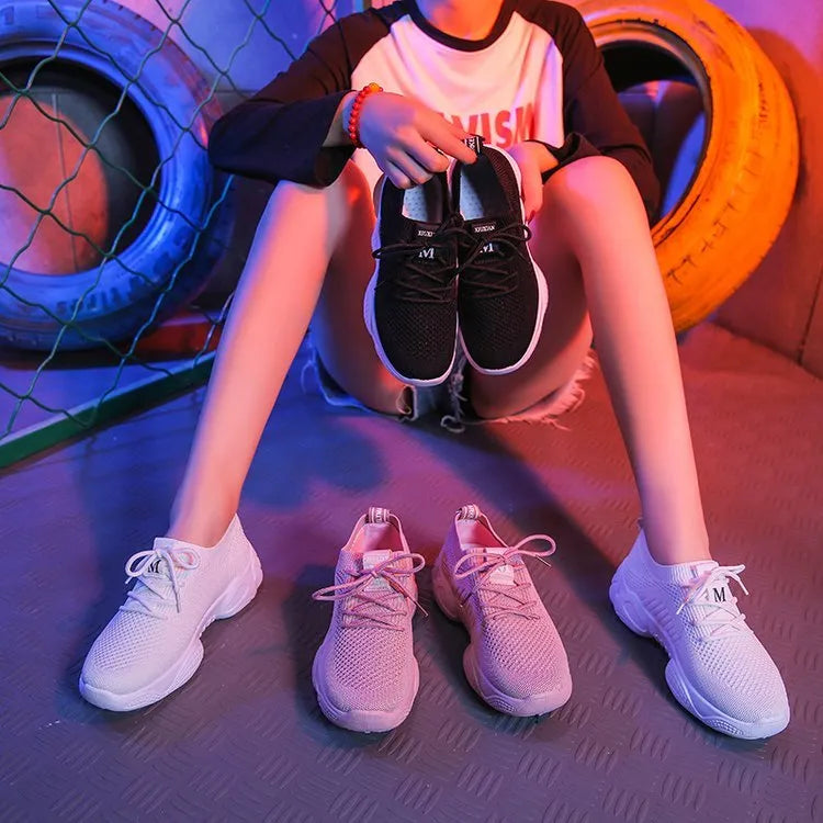 Women's white low-top sports shoes with a woven upper and thick rubber sole.