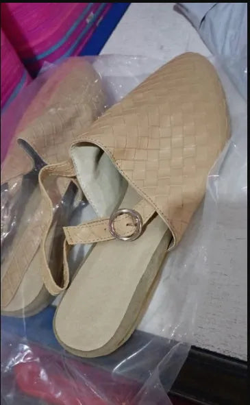 Adult baotou flat sandals with a buckle and pointed toe in six colour options.