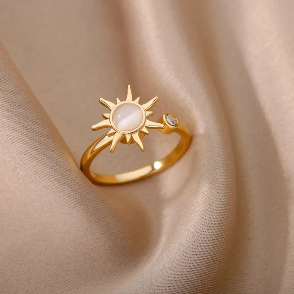 Adjustable rotatable decompression ring in gold finish with geometric design