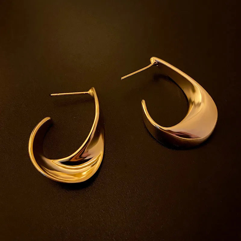 Twisted geometric metal earrings with round element in gold or silver electroplated finish
