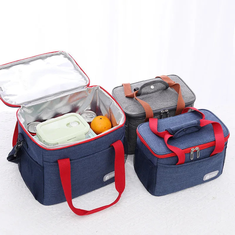 Insulated crossbody picnic bag in navy blue with a 15-litre capacity and Oxford cloth material.