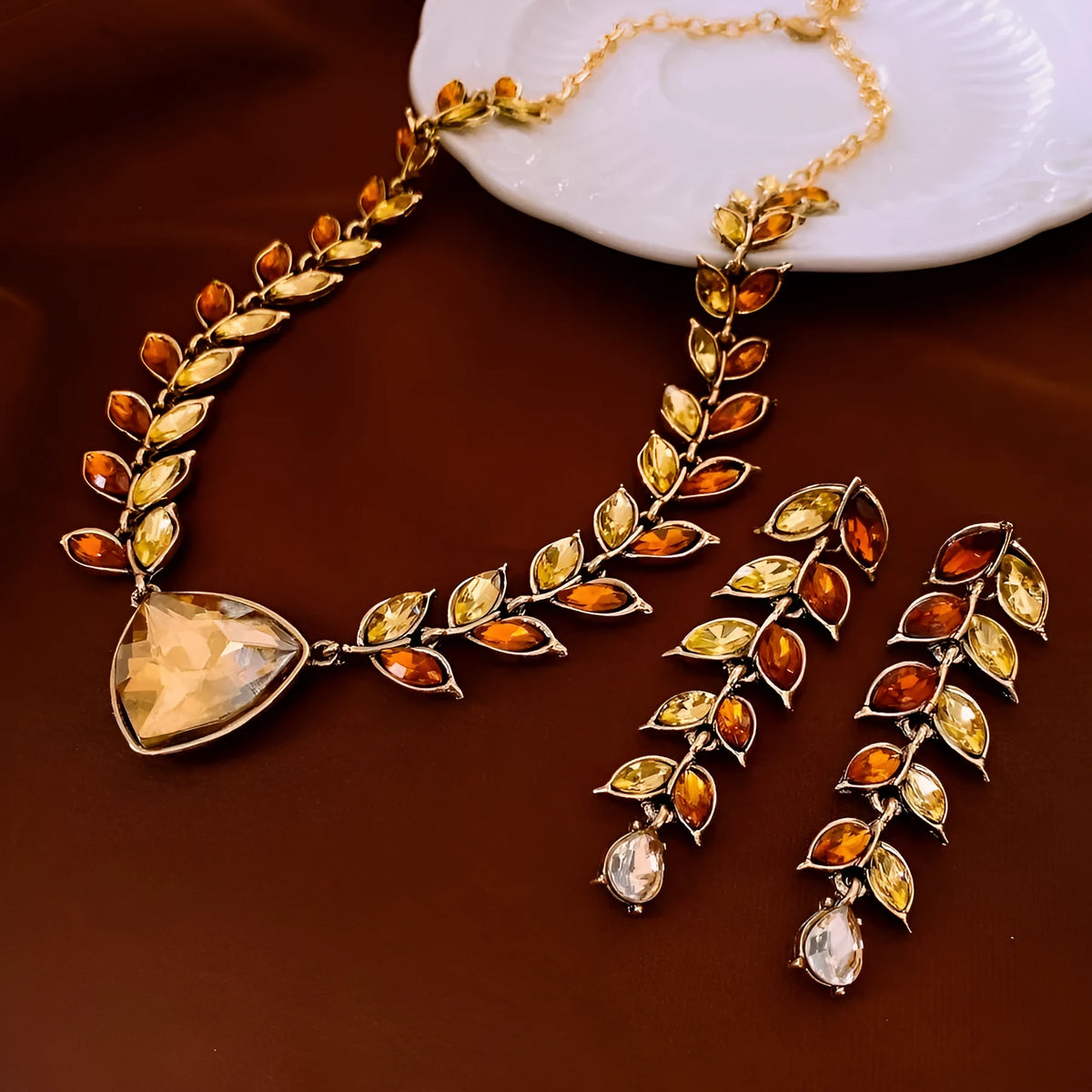 Retro exaggerated alloy clavicle chain necklace with flower pendant and wheat detailing in golden brown