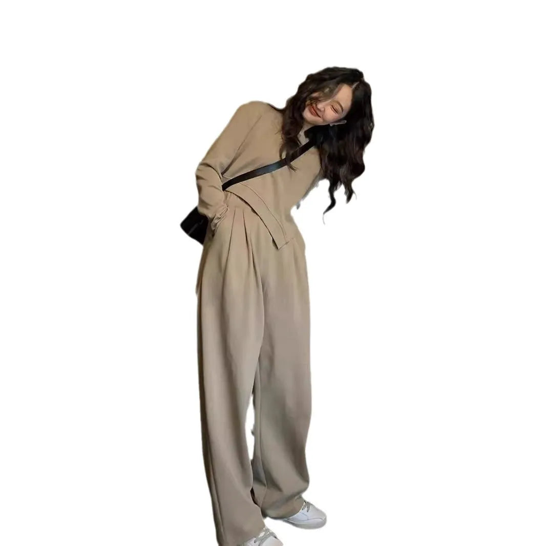 Women's loose-fitting khaki casual sports suit set with long sleeves and trousers.