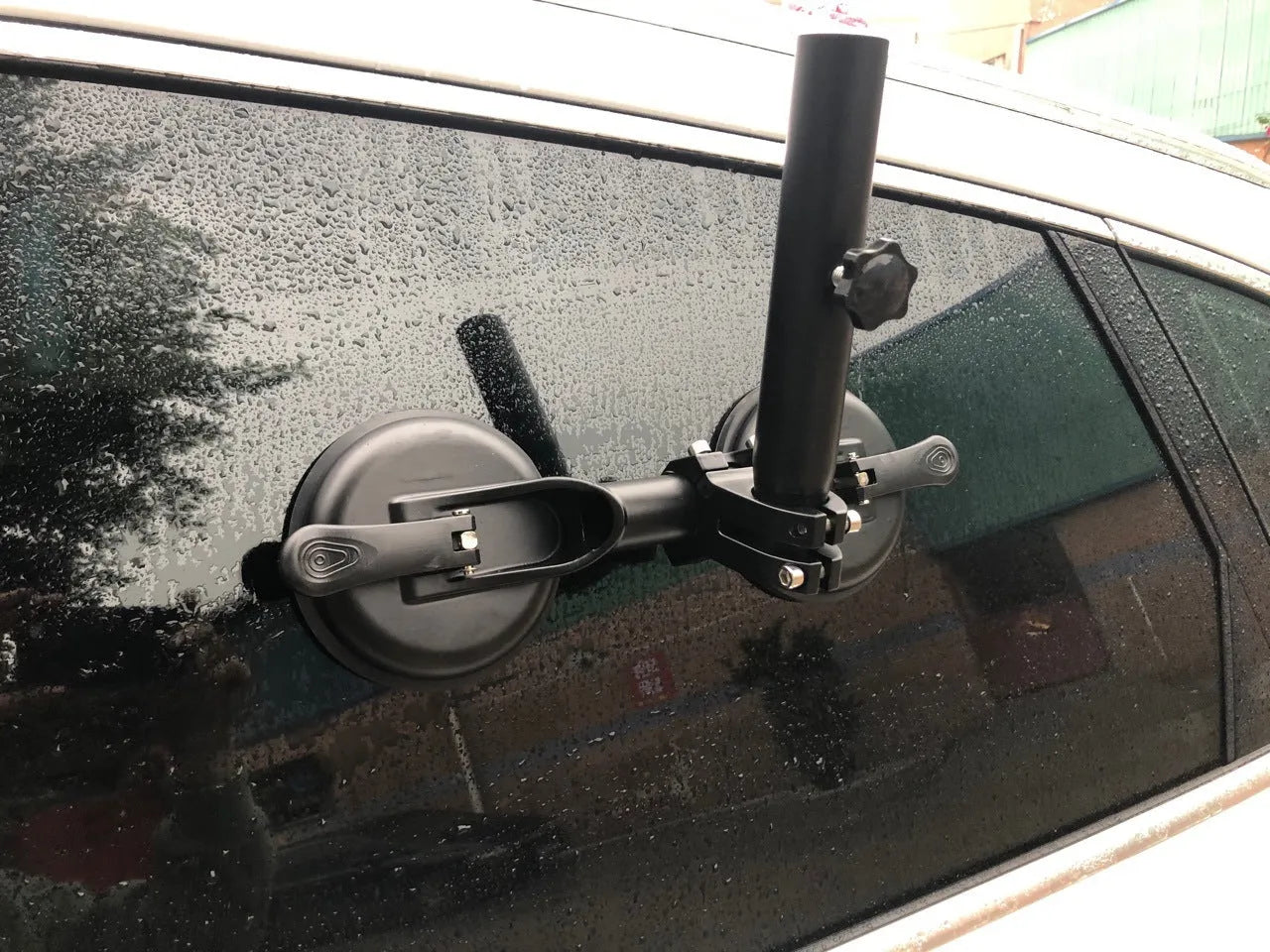 Black off-road car sucker base with round glass sucker for flagpole mounting