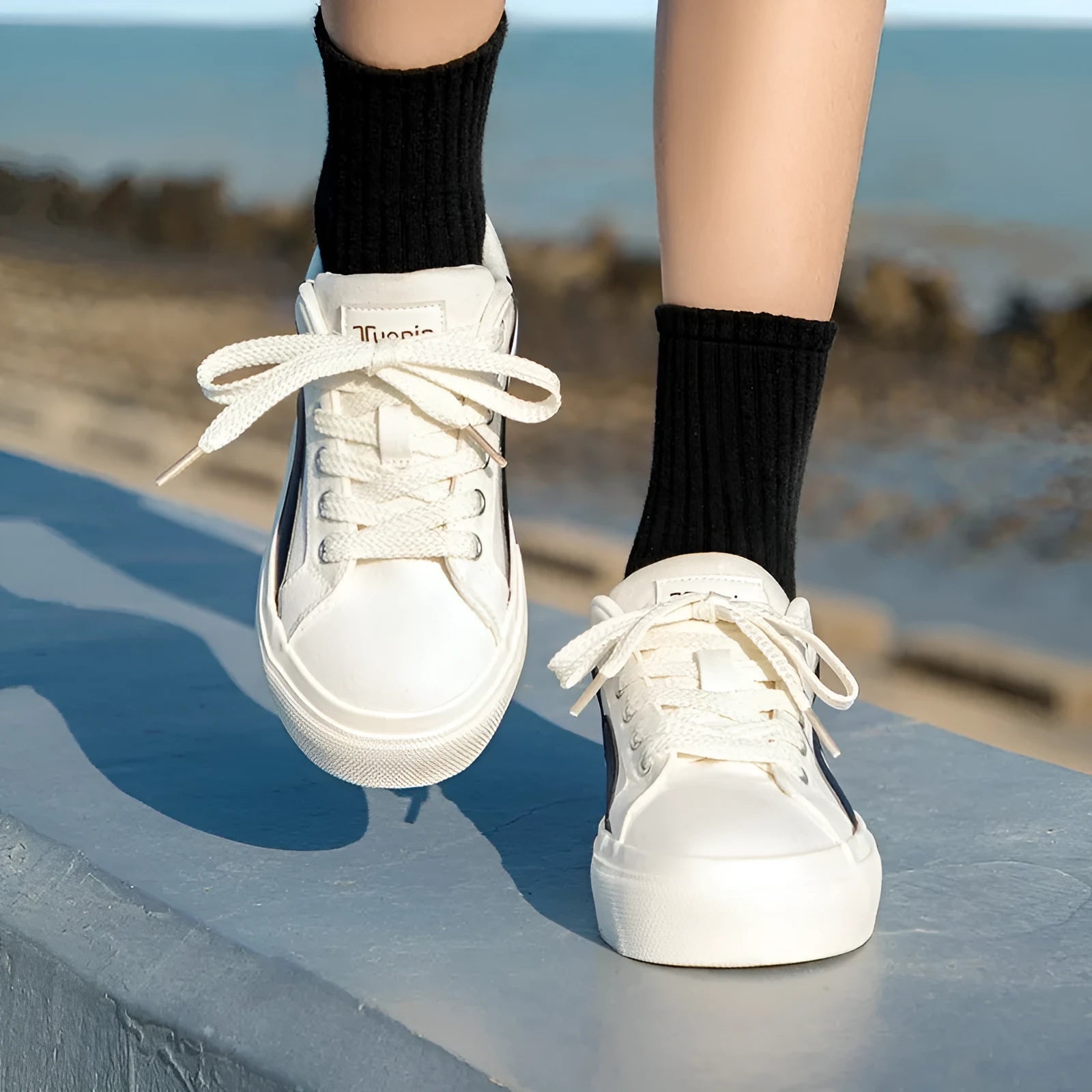 Women's low-top lace-up board shoes in blue, with a vulcanised rubber sole and round toe.