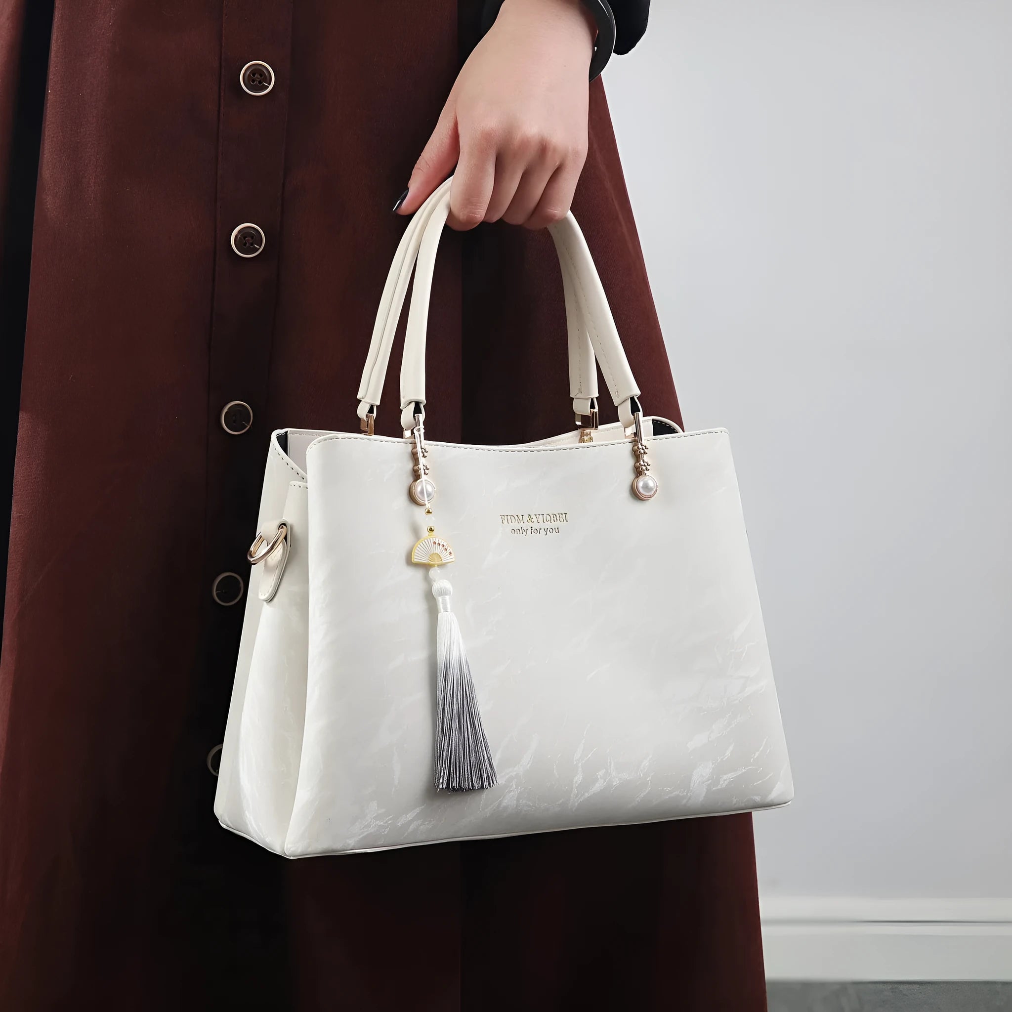 Women's large capacity PU leather handbag in horizontal square shape with outer slit pocket