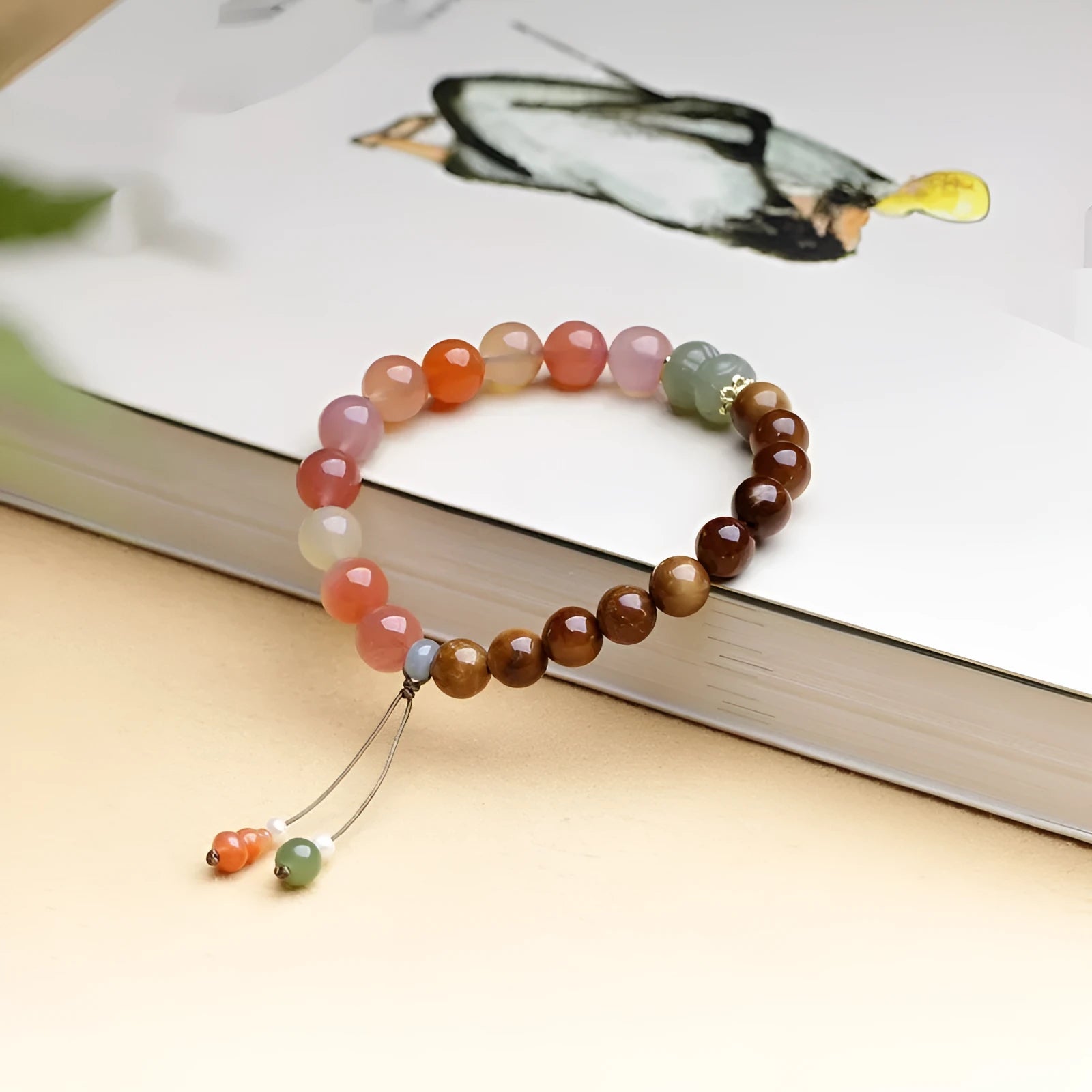 Women's agate bracelet with 8mm diamond-shaped beads and persimmon decorative element