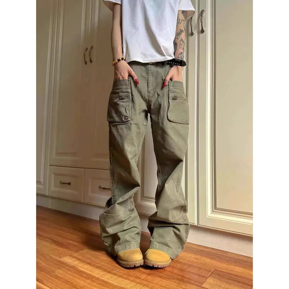Green cotton workwear pants with double zipper and pockets on mannequin